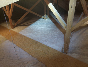 Zateplení stropu zdravotního střediska technologií foukané izolace